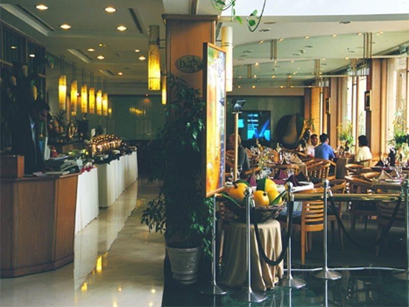 Hotel Crown Plaza Islamabad Exterior photo